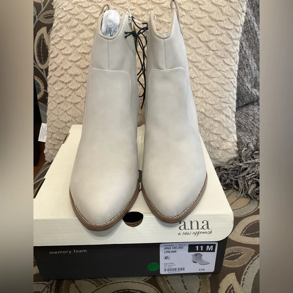 a.n.a. Womens Delno Stacked Heel Cream‎ Bootie Size 11M